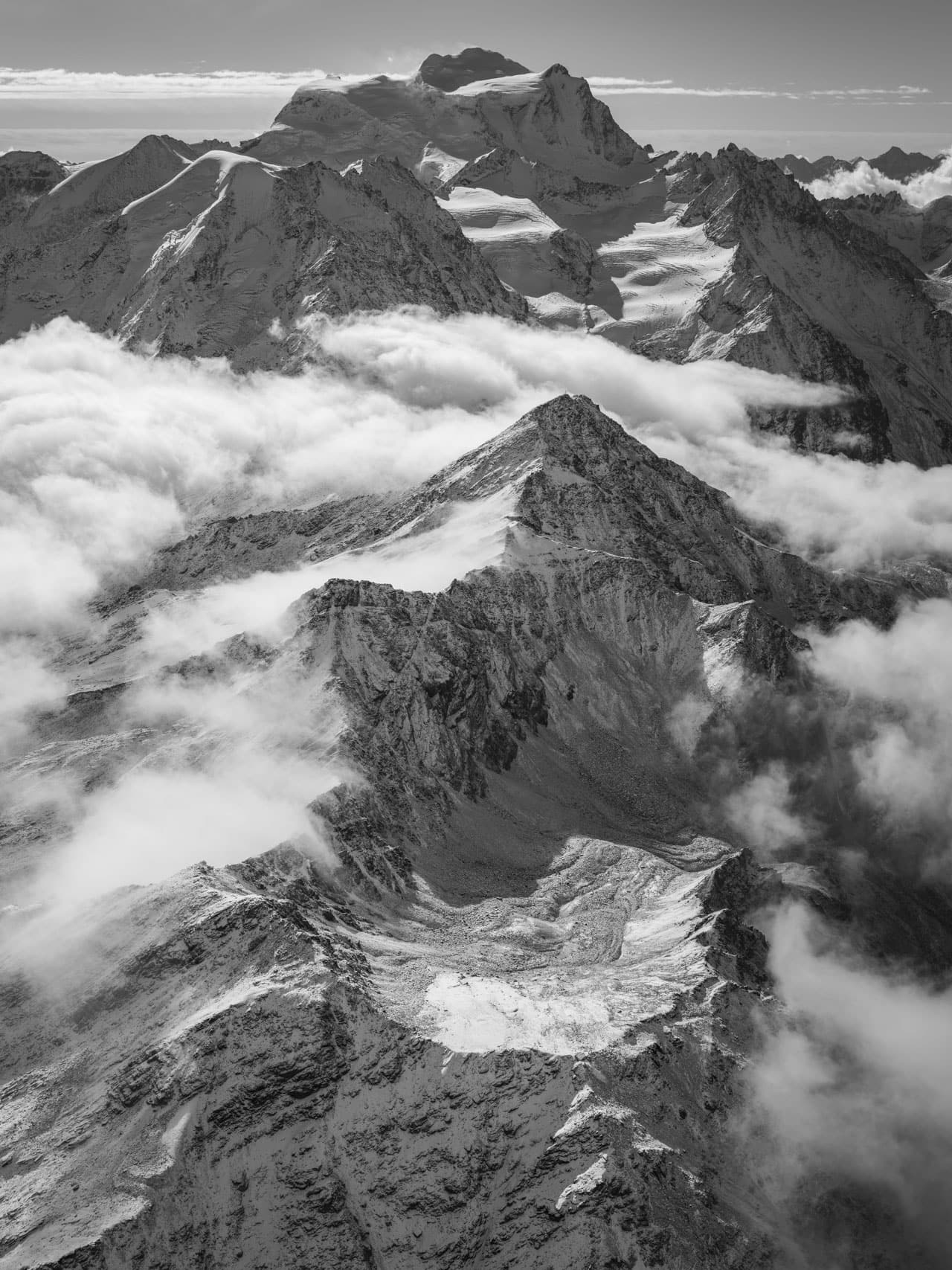 Schwarz-weiße Bergfotografie - erster Schnee auf den Alpen