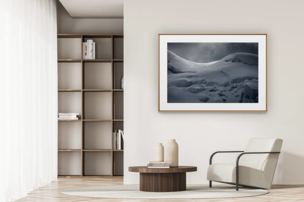 déco tendance salon moderne - photo montagne noir et blanc grand format - Rimpfishhorn - Image de la montagne en hiver - Alpinistes en montagne avant une tempête de neige