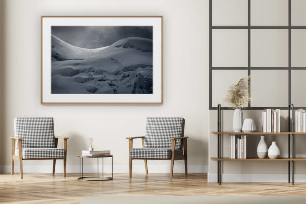décoration intérieur moderne avec photo de montagne noir et blanc grand format - Rimpfishhorn - Image de la montagne en hiver - Alpinistes en montagne avant une tempête de neige