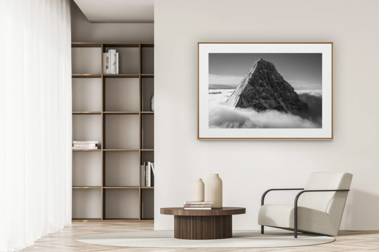 déco tendance salon moderne - photo montagne noir et blanc grand format - Photographie du Schreckhorn - Vue sur un des géants de Grindelwald, le Schreckhorn - Portrait du sommet sortant de la mer de nuages.