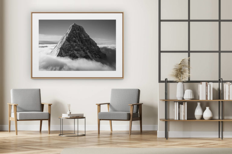 décoration intérieur moderne avec photo de montagne noir et blanc grand format - Photographie du Schreckhorn - Vue sur un des géants de Grindelwald, le Schreckhorn - Portrait du sommet sortant de la mer de nuages.