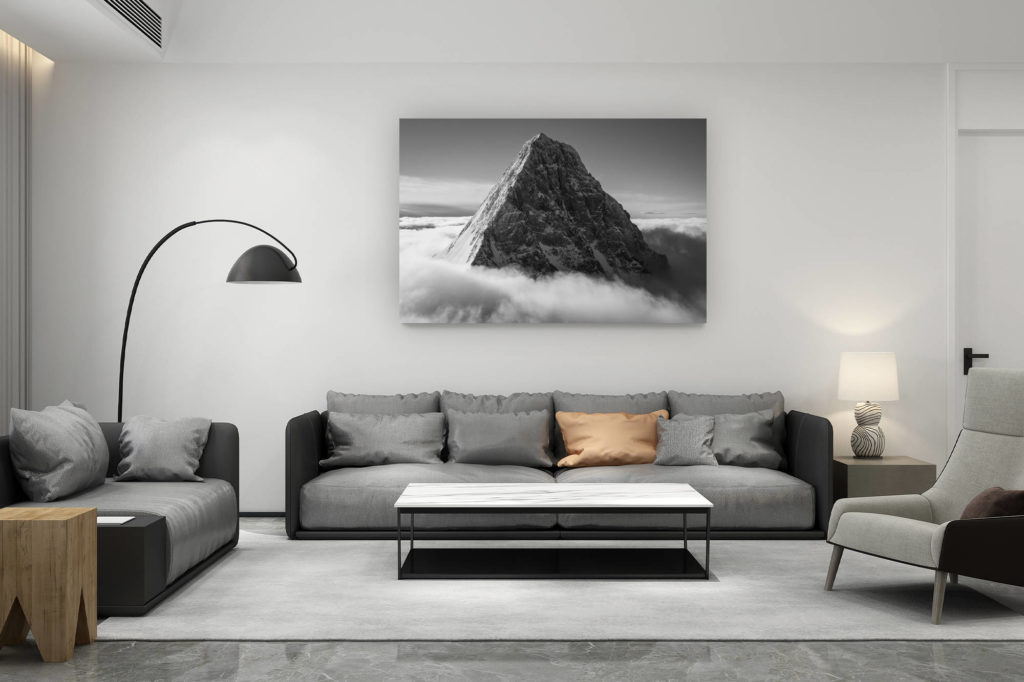 décoration salon contemporain suisse - cadeau amoureux de montagne suisse - Photographie du Schreckhorn - Vue sur un des géants de Grindelwald, le Schreckhorn - Portrait du sommet sortant de la mer de nuages.