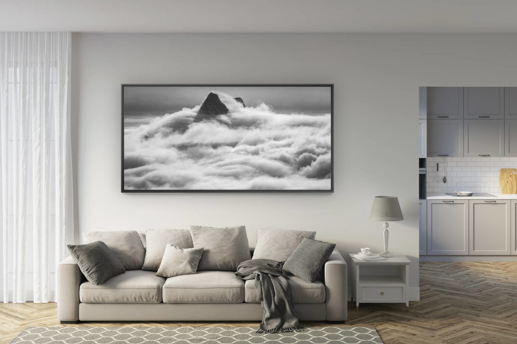 déco salon rénové - tendance photo montagne grand format - Schreckhorn - Lauteraarhorn - Mer de nuage noire et blanc et image de montagne dans le brume - sommets montagne de Grindelwald