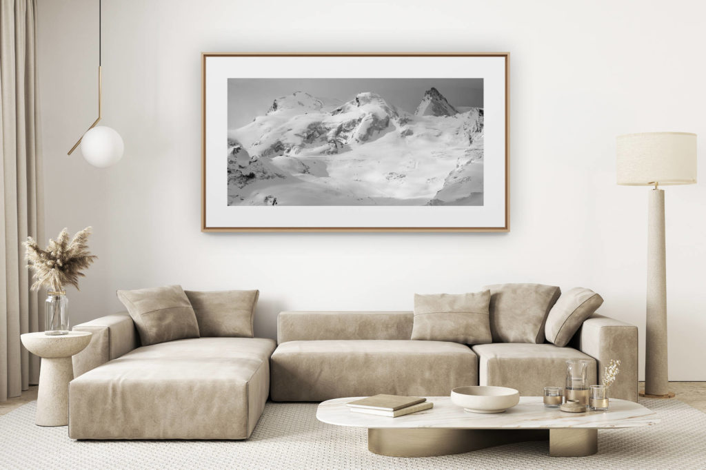 décoration salon clair rénové - photo montagne grand format - Strahlhorn - Rimpfischhorn - Allalinhorn - image paysage montagne en noir et blanc - encadrement photo caisse américaine