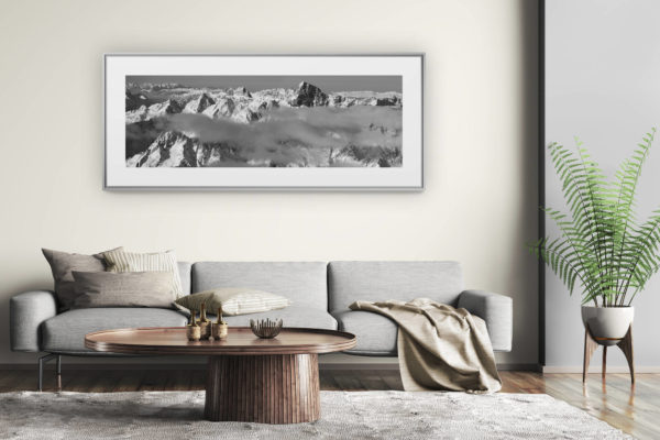 tableau montagne grand format - décoration murale salon moderne - Photographie noir et blanc du Titlis - Vue panoramique sur le sommet du Titlis sortant de la brume