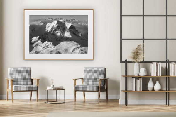 décoration intérieur moderne avec photo de montagne noir et blanc grand format - Photo noir et blanc du sommet du Toedi - Photo alignement du sommet du Toedi avec les sommets légendaires des alpes bernoises
