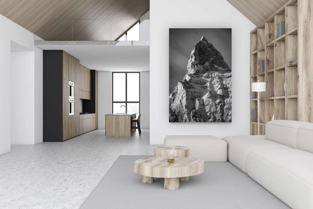 décoration chalet luxueux suisse - photo montagne grand format verticale - décoration murale design - Sommet du Matterhorn - Photo de lumière montagne suisse en hiver en noir et blanc