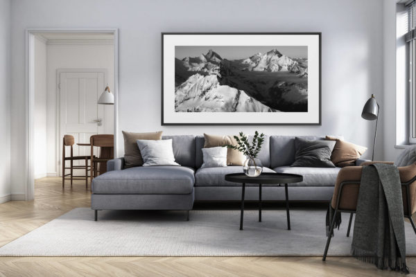décoration intérieur salon rénové suisse - photo alpes panoramique grand format - Val d'Anniviers -encadrement photo pour décoration de chalet - Vue panoramique d'une photo d'un paysage de montagne en noir et blanc