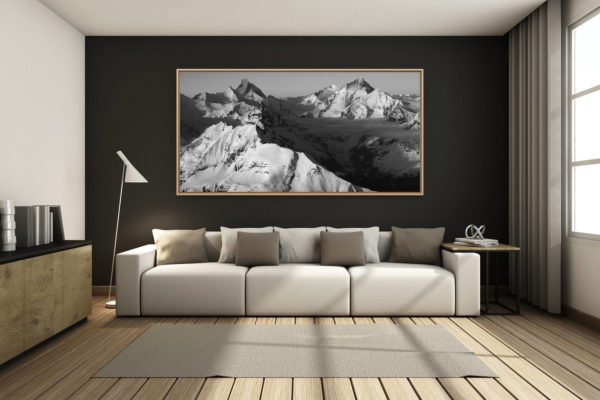 déco salon chalet rénové de montagne - photo montagne grand format -  - Val d'Anniviers -encadrement photo pour décoration de chalet - Vue panoramique d'une photo d'un paysage de montagne en noir et blanc