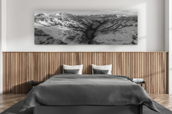 wandgestaltung erwachsenenzimmer modern - innenausstattung schweizer chalet - großformatiges bergfoto schweizer alpen - schwarz-weißes panorama der nordalpen und der schweizer berge von saas fee