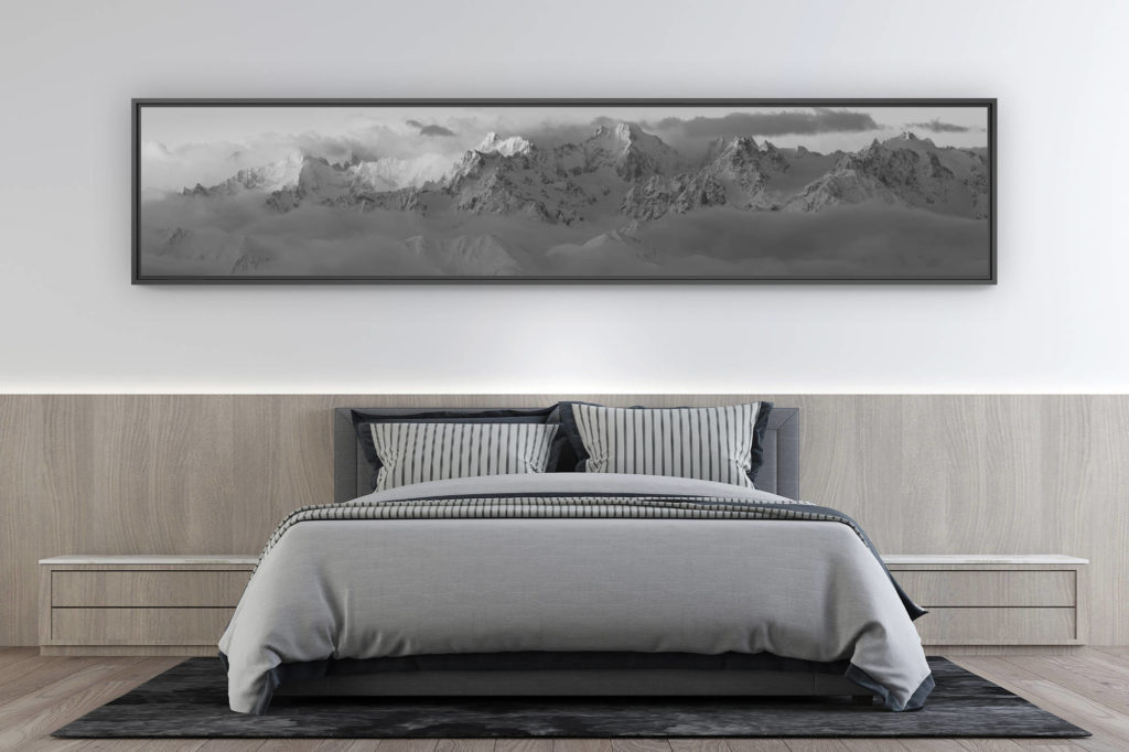 photo de montagne grand format  - décoration intérieur chambre moderne - Panorama noir et blanc des montagnes du Verbier dans les Alpes Valaisannes de Crans Montana et du Verbier dans une mer de nuage de brume et de brouillard