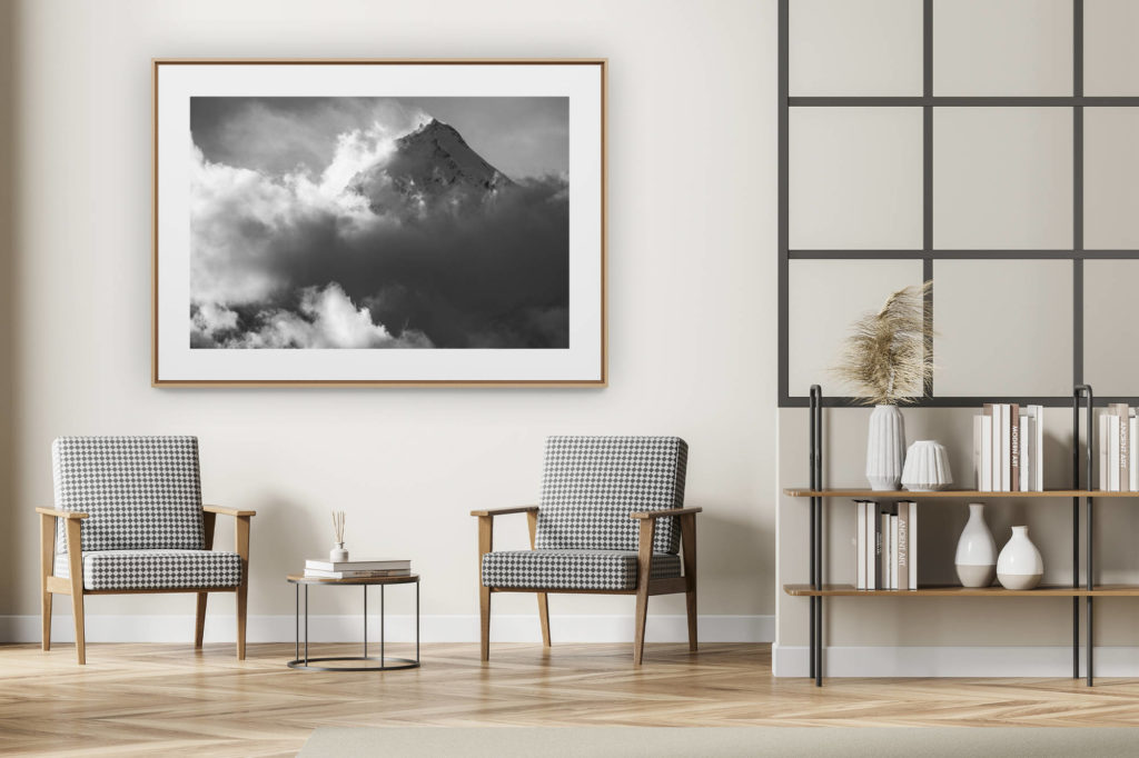 décoration intérieur moderne avec photo de montagne noir et blanc grand format - Weisshorn - Sommet de montagne rocheuse dans les Alpes Suisses de la vallée de Zermatt dans une mer de nuages