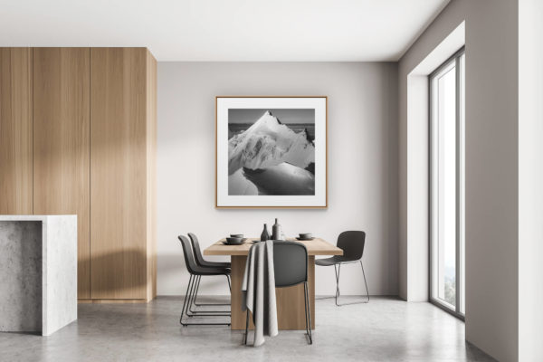 décoration moderne cuisine rénovée chalet suisse - photo de montagne - Weisshorn - Bishorn - Poster panoramique de sommets de montagne en noir et blanc dans les alpes valaisannes