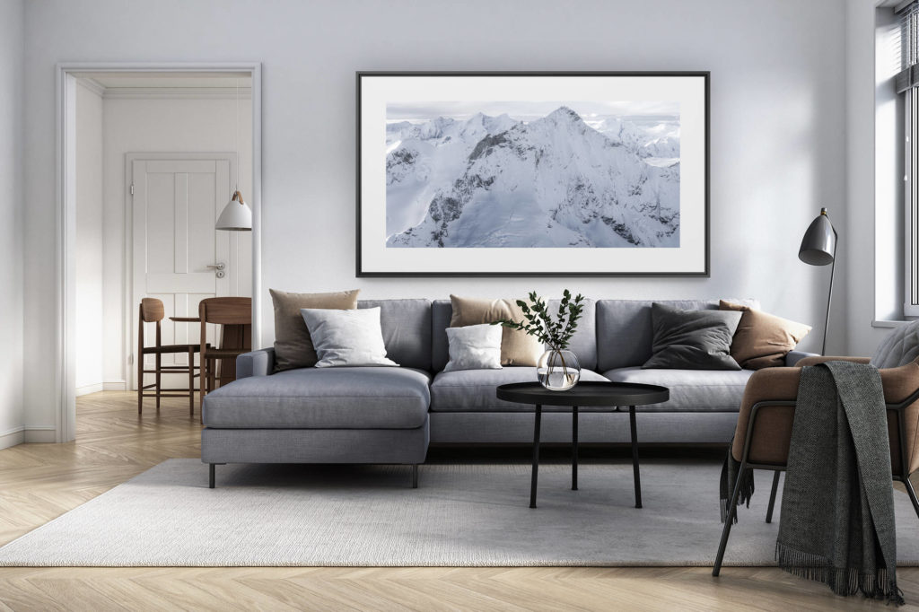 Innendekoration renoviertes Wohnzimmer Schweiz - Panoramafoto Alpen im Grossformat - Bilder Berge Alpen - Panorama Bergfoto in schwarz-weiss vom Dom des Mischabels, Weisshorn (Val d&#039;Anniviers)