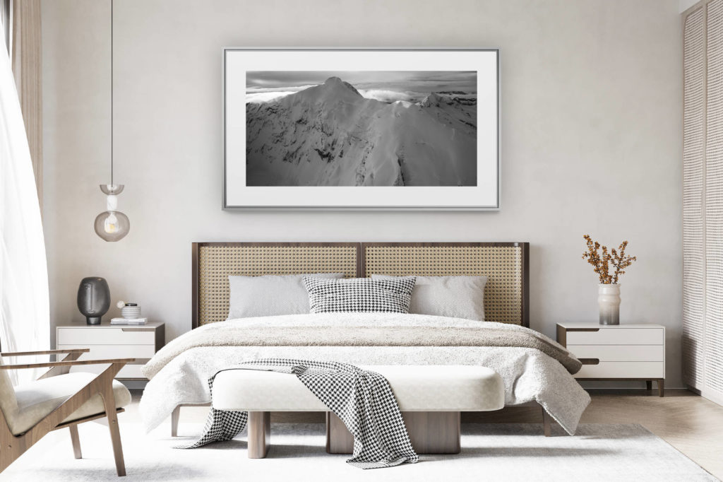 déco chambre chalet suisse rénové - photo panoramique montagne grand format - Mer de nuage noir et blanc - Photo montagne noir et blanc Weissmies Saas fee