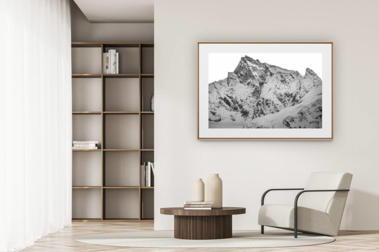 déco tendance salon moderne - photo montagne noir et blanc grand format - Zinalrothorn - Sommet des Alpes enneigé -  engadine dans la Vallée de Zermatt en noir et blanc