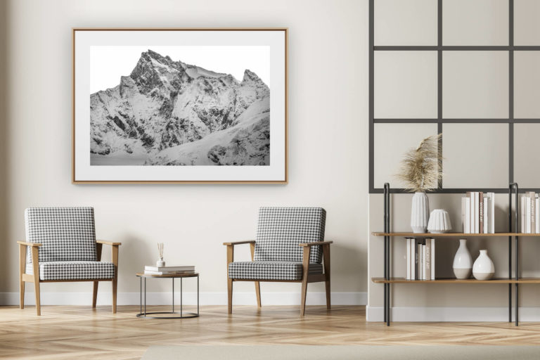 décoration intérieur moderne avec photo de montagne noir et blanc grand format - Zinalrothorn - Sommet des Alpes enneigé -  engadine dans la Vallée de Zermatt en noir et blanc