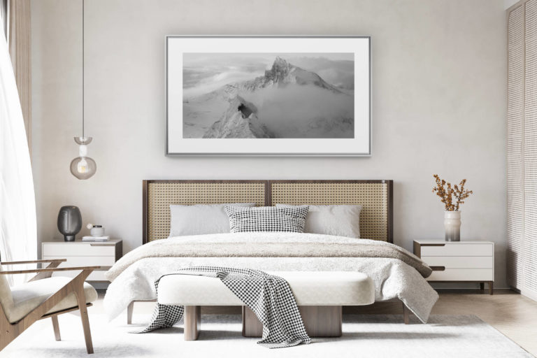 déco chambre chalet suisse rénové - photo panoramique montagne grand format - Encadrement photo panoramique noir et blanc du Zinalrothorn et du Schalihorn dans les montagnes Suisses