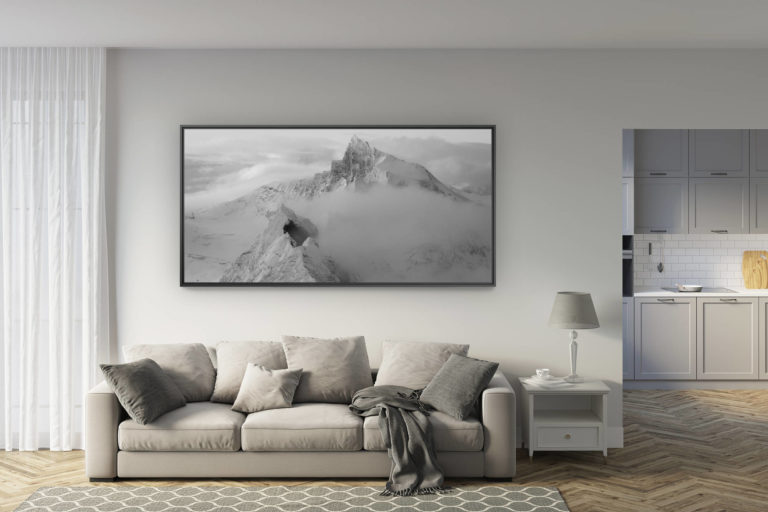 déco salon rénové - tendance photo montagne grand format - Encadrement photo panoramique noir et blanc du Zinalrothorn et du Schalihorn dans les montagnes Suisses