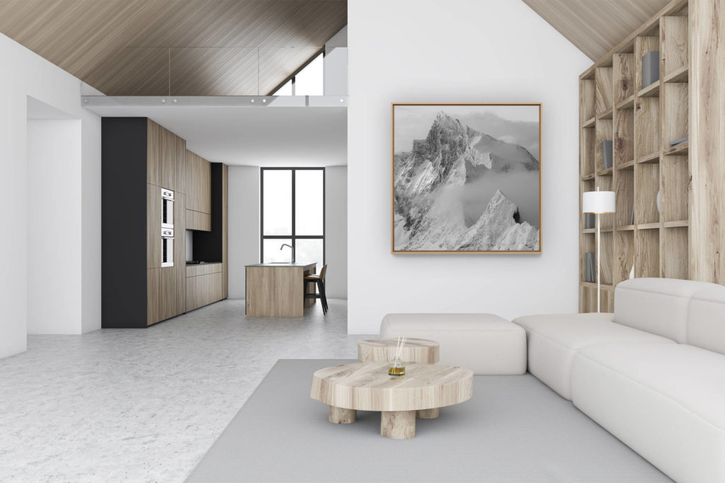 décoration murale chalet luxe rénové - photo montagne noir et blanc - Image noir et blanc du Zinalrothorn et des sommets alpins suisses en noir et blanc dans la brouillard