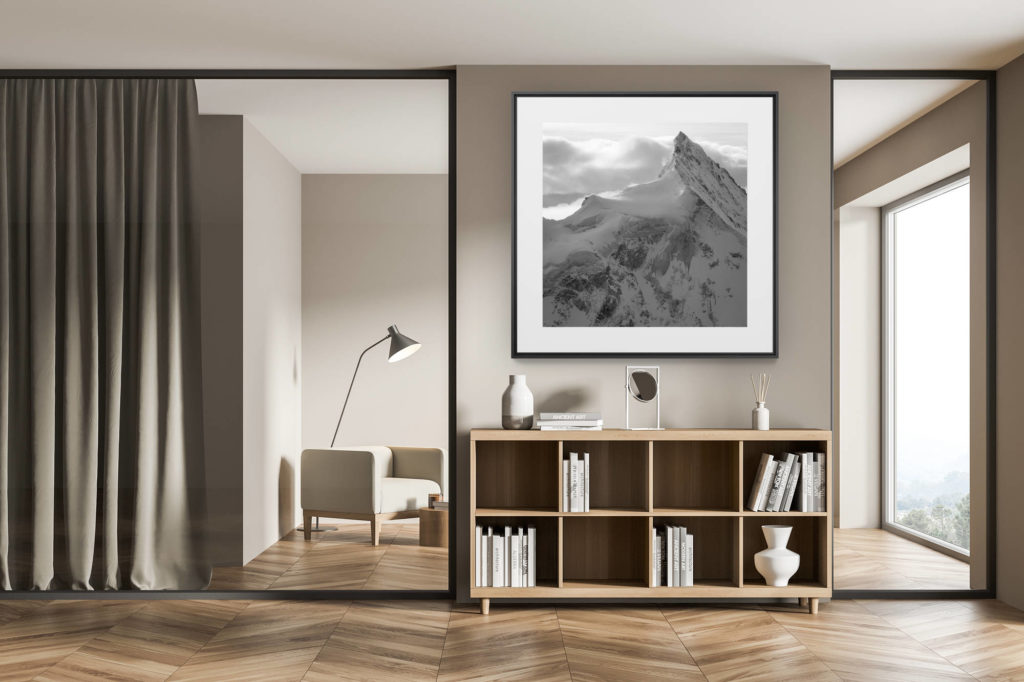exklusive Chalet-Dekoration - großformatiger Fotoabzug - Schwarzweißfoto von schneebedeckten Bergen und dem Zinalrothorn aus dem Val d&#039;Anniviers nach einem Schneesturm