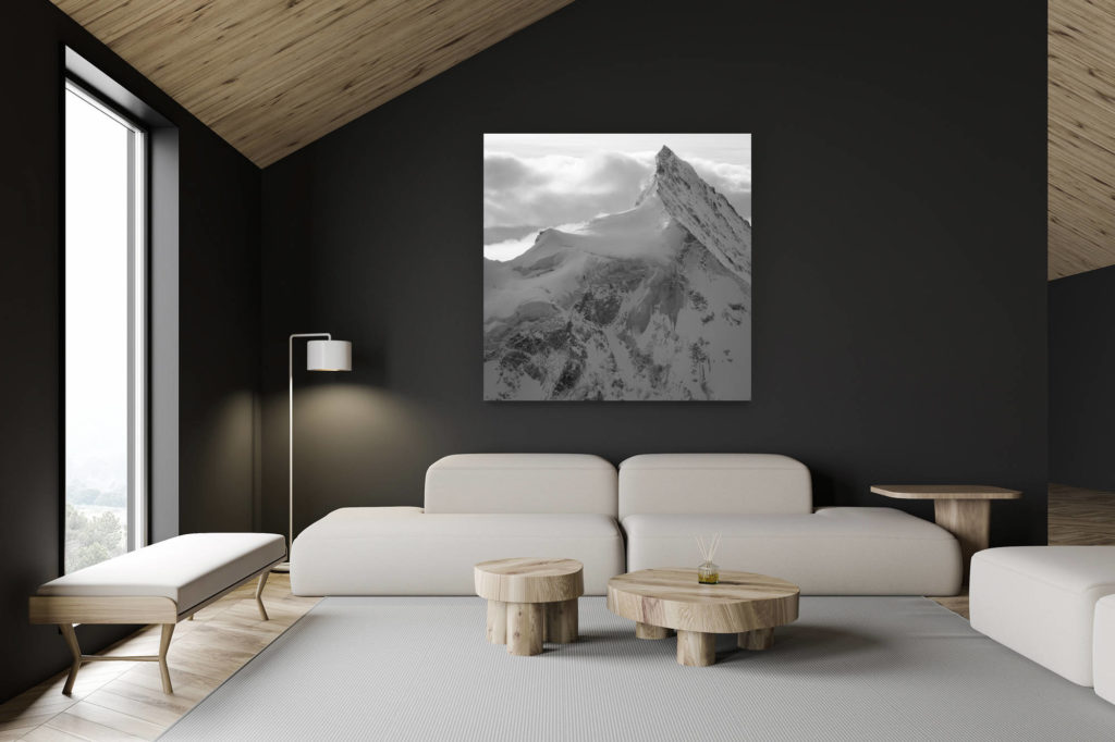 architecte intérieur rénovation chalet suisse - photo montagne grand format - Photo noir et blanc de montagne enneigée et du Zinalrothorn depuis le Val d'Anniviers après une tempête de neige