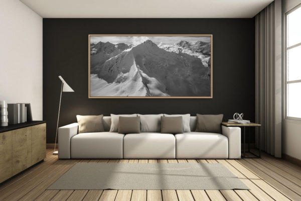 déco salon chalet rénové de montagne - photo montagne grand format -  - Zinalrothorn - Vue aérienne noir et blanc au sommet de la montagne de Crans Montana