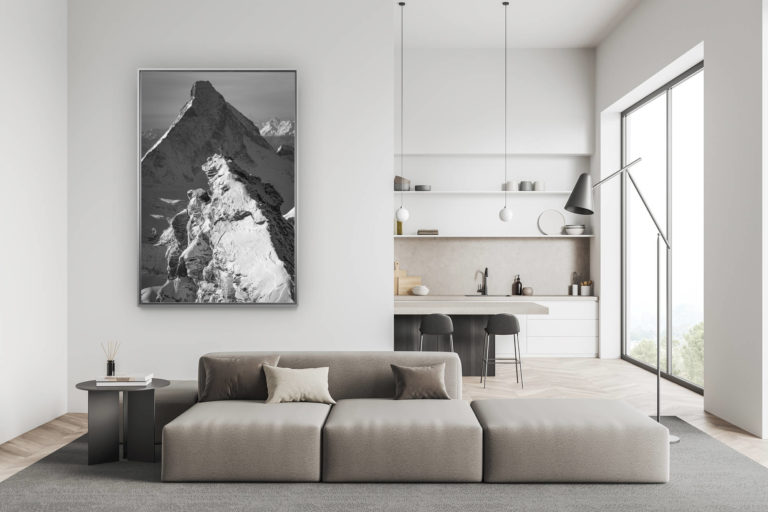 décoration salon suisse moderne - déco montagne photo grand format - Zinalrothorn - Matterhorn - photo noir et blanc du sommet des Alpes et de montagne en automne avec Soleil