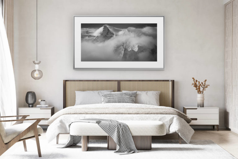déco chambre chalet suisse rénové - photo panoramique montagne grand format - image panoramique matterhorn - photo de neige en montagne et de sommets des Alpes dans les nuages