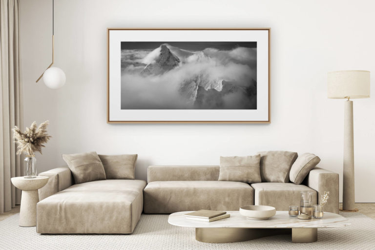décoration salon clair rénové - photo montagne grand format - image panoramique matterhorn - photo de neige en montagne et de sommets des Alpes dans les nuages