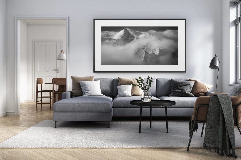 Innendekoration renoviertes Wohnzimmer Schweiz - Alpenpanorama Großformat - Panoramabild matterhorn - Foto von Schnee in den Bergen und Alpengipfel in den Wolken