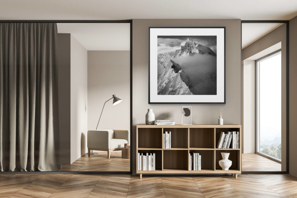 décoration chalet exclusif - tirage photo grand format - image montagne alpes noir et blanc dans une mer de nuages