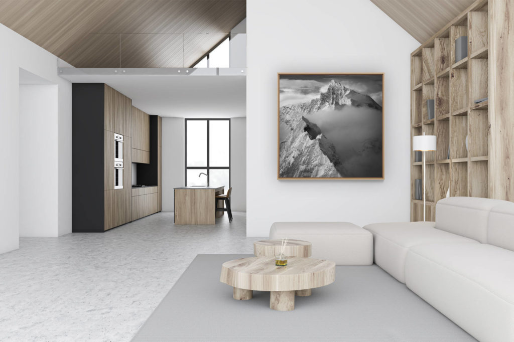 décoration murale chalet luxe rénové - photo montagne noir et blanc - image montagne alpes noir et blanc dans une mer de nuages