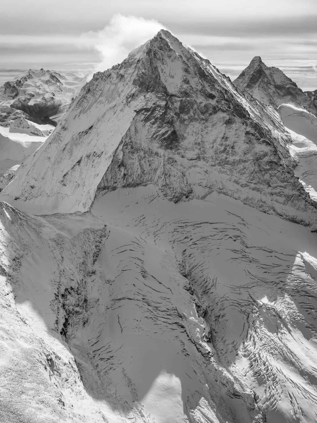 photo dent blanche et ses glaciers. photo montagne noir et blanc suisse