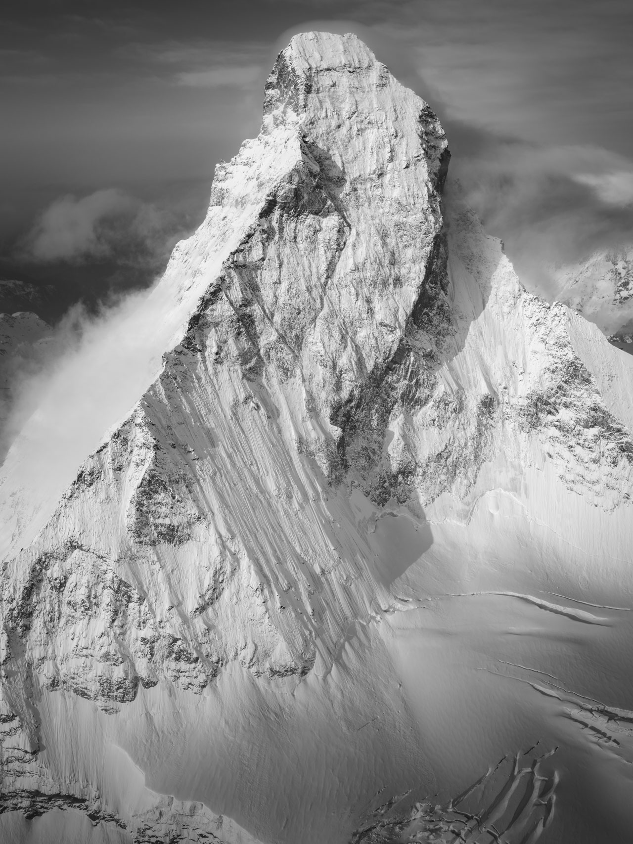 photo portrait du cervin face nord noir et blanc avec de la neige