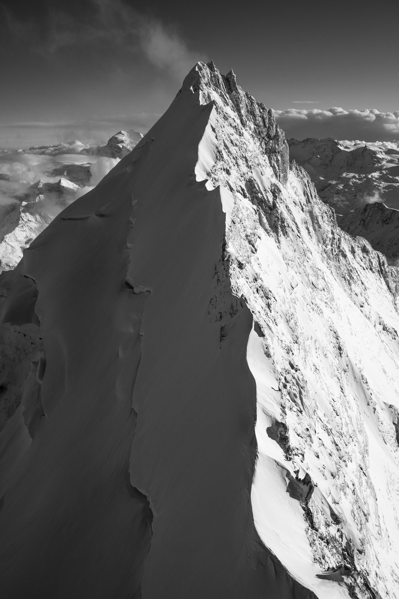 Photographie de l'Arête Nord du Weisshorn montagne noir et blanc