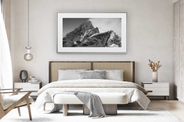 deco Zimmer renoviertes Schweizer Chalet - Panoramafoto Berg im Großformat - The Dent Blanche Voie Normale - Berggipfel und Bergmassiv in Schwarz-Weiß