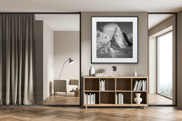 décoration chalet exclusif - tirage photo grand format - photos montagnes enneigées d'Eiger - Mittellegi dans les nuages en noir et blanc