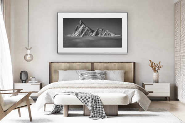 deko zimmer renoviertes schweizer chalet - großformatiges Bergpanoramafoto - Panoramafoto vom Finsteraarhorn und Agassizhorn. Der Gipfel des Finsteraarhorns taucht nach einem Schneefall aus dem Wolkenmeer auf.