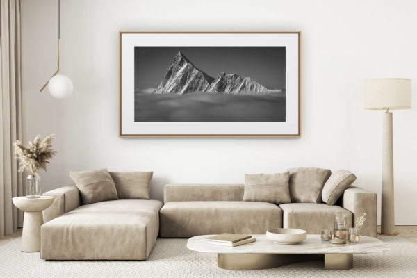 décoration salon clair rénové - photo montagne grand format - Photo panoramique du Finsteraarhorn et du Agassizhorn. Le sommet du Finsteraarhorn sort de la mer de nuages après une temps de neige.