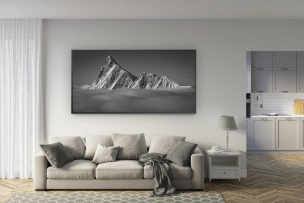 déco salon rénové - tendance photo montagne grand format - Photo panoramique du Finsteraarhorn et du Agassizhorn. Le sommet du Finsteraarhorn sort de la mer de nuages après une temps de neige.