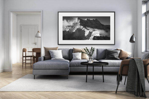 décoration intérieur salon rénové suisse - photo alpes panoramique grand format - Massif montagneux des Dents du Midi en noir et blanc - image montagne enneigée sous le soleil
