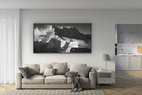 déco salon rénové - tendance photo montagne grand format - Massif montagneux des Dents du Midi en noir et blanc - image montagne enneigée sous le soleil