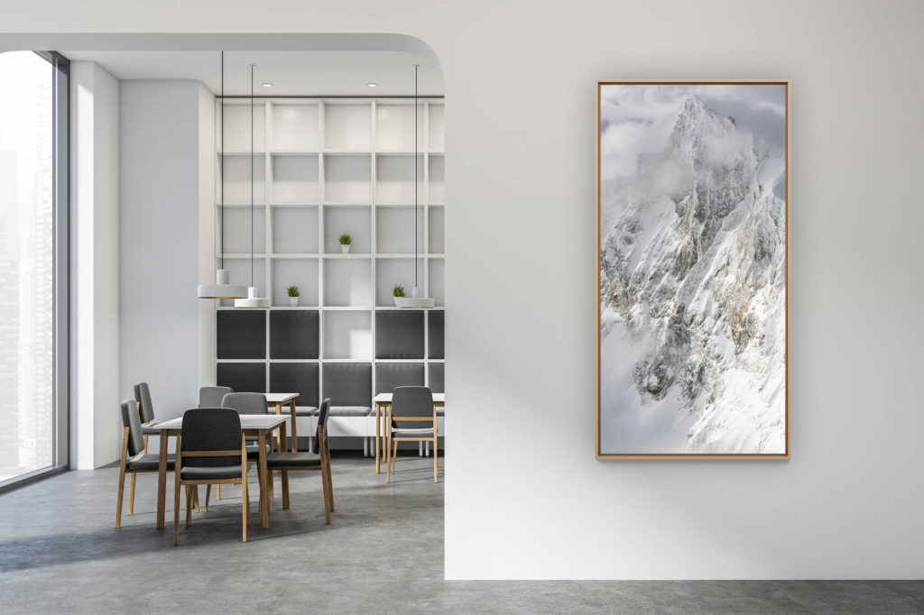 moderne zeitgenössische Inneneinrichtung - großformatiges Bergfoto im Hochformat - Zinalrothorn Zermatt Engadin- Panoramablick vertikaler Berg