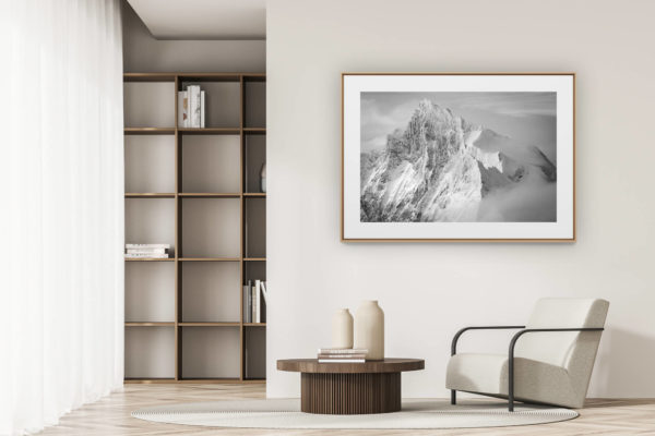 déco tendance salon moderne - photo montagne noir et blanc grand format - image paysage de montagne - le Zinalrothorn dans les nuages et le brouillard