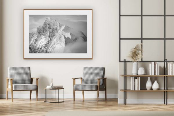 décoration intérieur moderne avec photo de montagne noir et blanc grand format - image paysage de montagne - le Zinalrothorn dans les nuages et le brouillard