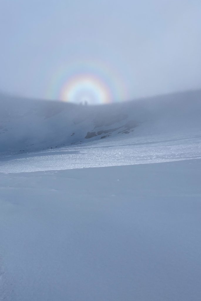 Spectre de Brocken apparaît à travers le brouillard en montagne