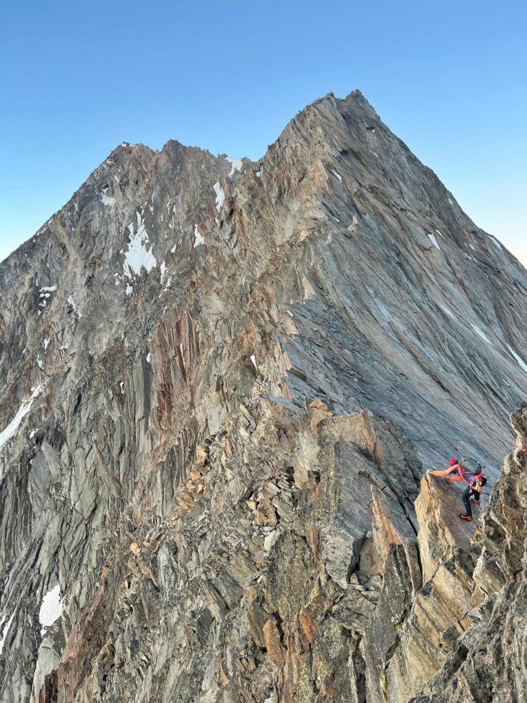 Un alpiniste escalade l'arête nord du Weissmies