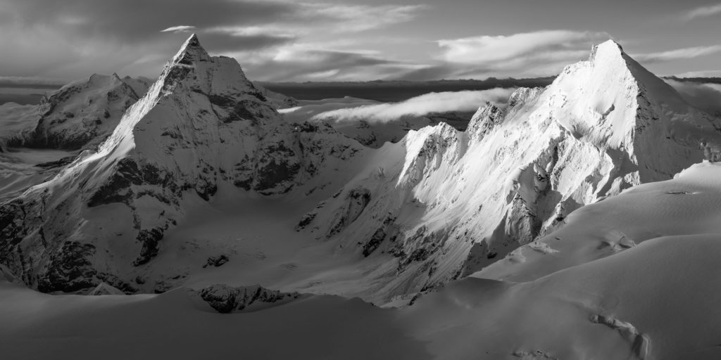 Panorama en noir et blanc du Cervin et de la Dent d'Hérens