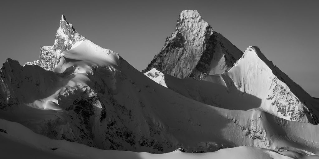 Photo en noir et blanc du Zinalrothorn, du Cervin et de l'Obergabelhorn